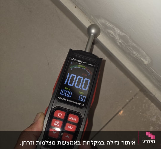 מד לחות על קיר עם סימני רטיבות